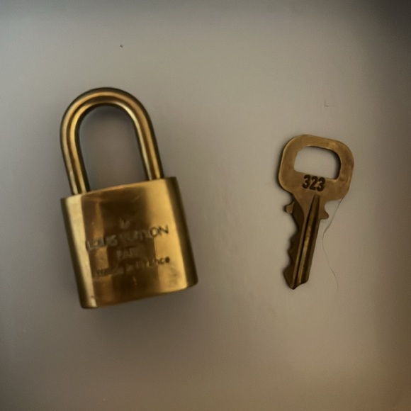 Authentic Louis Vuitton Lock and Key 🔐 number 323 - Picture 4 of 5